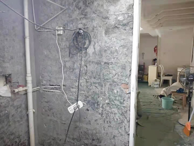 衛(wèi)生間拆除裝修：衛(wèi)生間的瓷磚拆除有很多需要特別注意的地方，操作不當(dāng)會破壞其他的設(shè)施，所以在拆除前就需要留下來的衛(wèi)浴用具。事前準(zhǔn)備做好了，后面的工序才能有條不紊地進(jìn)行。馬桶的拆卸則是留到敲磚后進(jìn)行的。以免敲磚時掉落的瓷磚砸壞排水管，或掉到排水管道中造成淤塞。