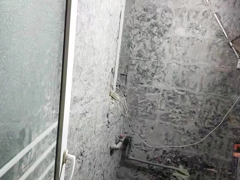 衛(wèi)生間拆除裝修：衛(wèi)生間的瓷磚拆除有很多需要特別注意的地方，操作不當(dāng)會破壞其他的設(shè)施，所以在拆除前就需要留下來的衛(wèi)浴用具。事前準(zhǔn)備做好了，后面的工序才能有條不紊地進(jìn)行。馬桶的拆卸則是留到敲磚后進(jìn)行的。以免敲磚時掉落的瓷磚砸壞排水管，或掉到排水管道中造成淤塞。