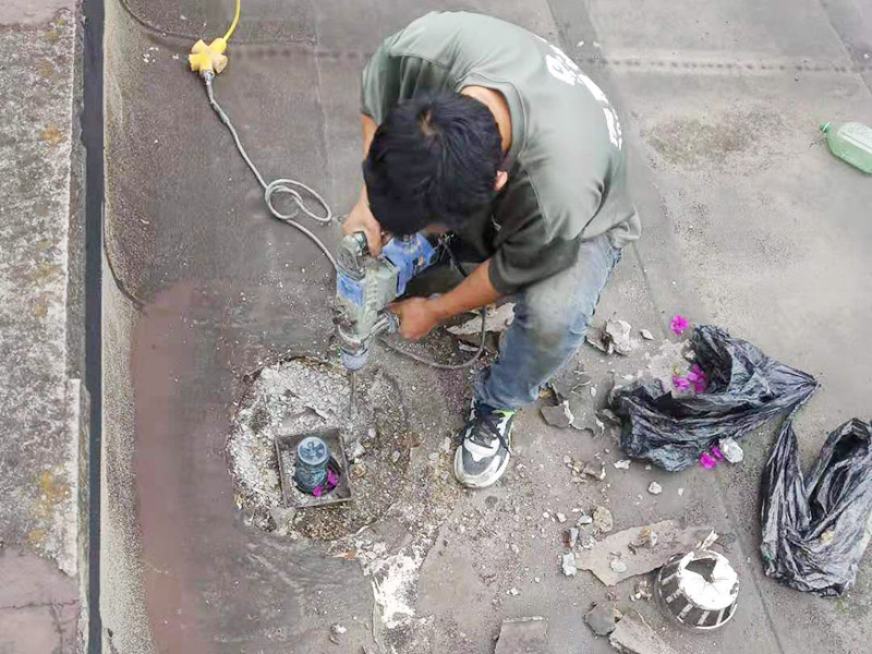 屋頂排水管疏通防水：屋頂排水不做好，不止是樓頂住戶遭殃哦，如果上面沒問題，就是整體防水層出問題了，結(jié)構(gòu)板阻水，水從薄弱的地方留出很正常，如果這里在下面堵了，會從別的地方出來。首先就先要將周邊清理干凈然后再電鉆疏通維修。