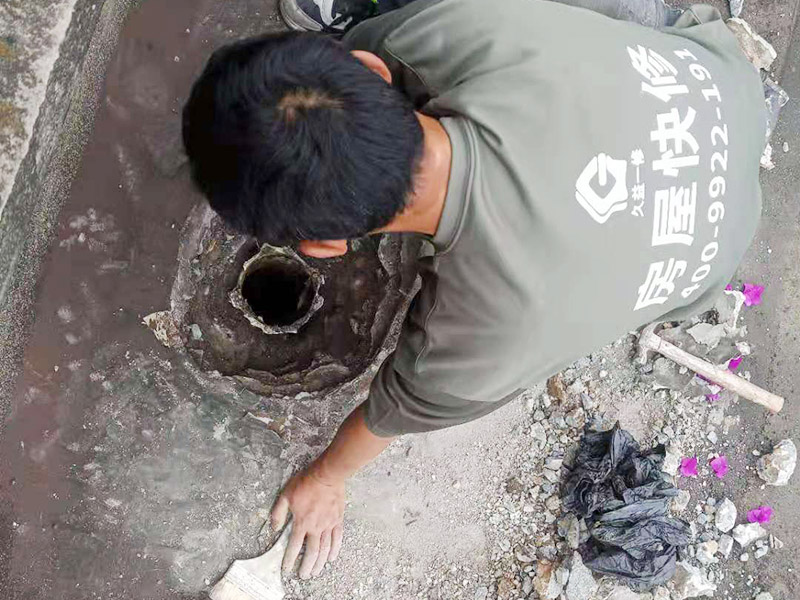 屋頂排水管疏通防水：屋頂排水不做好，不止是樓頂住戶遭殃哦，如果上面沒問題，就是整體防水層出問題了，結(jié)構(gòu)板阻水，水從薄弱的地方留出很正常，如果這里在下面堵了，會從別的地方出來。首先就先要將周邊清理干凈然后再電鉆疏通維修。