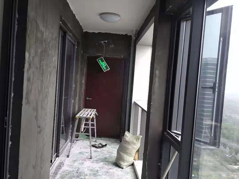 陽臺墻面粉刷翻新：陽臺是室內(nèi)應(yīng)該刷室內(nèi)漆，但是有些陽臺還兼容生活陽臺，經(jīng)常晾曬切通水，還是刷外墻漆比較好，外墻漆耐候性較內(nèi)墻好，而且防潮，你陽臺上剛好還要放拖把池的，這也沒有問題了，內(nèi)墻漆大多數(shù)是不怎么防潮的，水濺上去多了容易變色、脫落的。