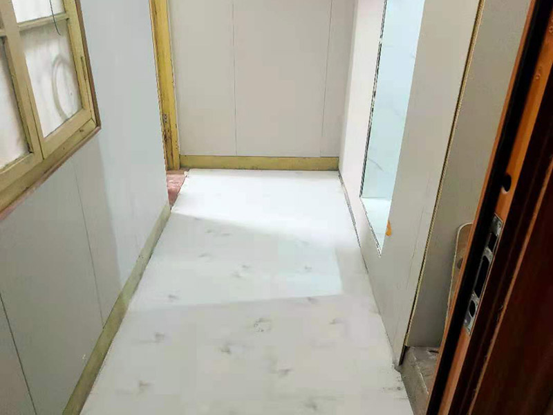  衛(wèi)生間貼瓷磚多少錢不能一概而論，因為瓷磚的品牌，尺寸不同，價格自然不同。因此貼起來也是不同的，所以衛(wèi)生間貼瓷磚多少錢還要看裝修公司的具體報價表了?；蛘呖梢灾苯影氚约河喆纱u，然只早人工服務(wù)價格就會實惠且明確一些。