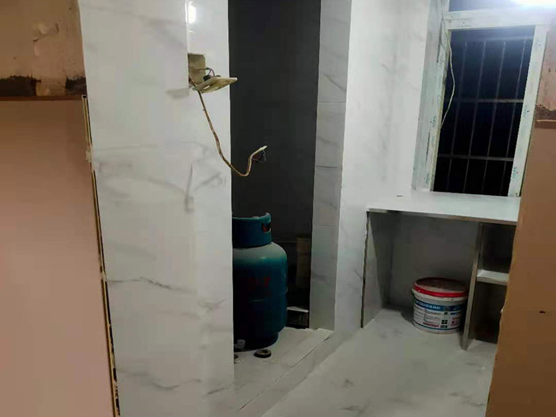  衛(wèi)生間貼瓷磚多少錢不能一概而論，因為瓷磚的品牌，尺寸不同，價格自然不同。因此貼起來也是不同的，所以衛(wèi)生間貼瓷磚多少錢還要看裝修公司的具體報價表了?；蛘呖梢灾苯影氚约河喆纱u，然只早人工服務(wù)價格就會實惠且明確一些。