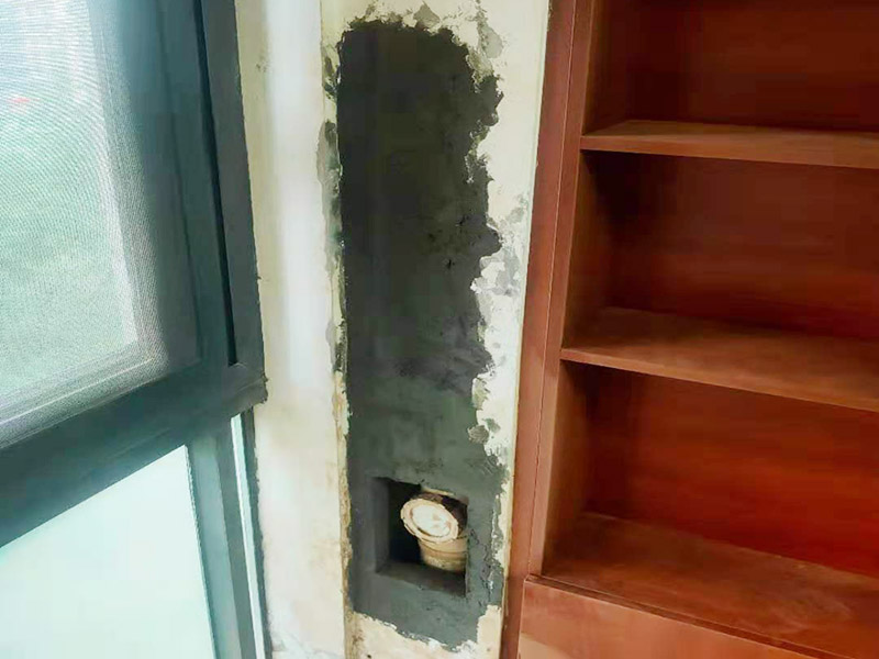 墻內(nèi)主水管漏水維修：主水管漏水點(diǎn)相較其他水管更大，如果上面樓層不高就可以直接讓樓上不要用水，不然就要將整棟樓的水停下來(lái)，否則就會(huì)影響到后期的施工。更換的時(shí)候要將漏水的地方截掉，然后套上尺寸相同的新管，并用PVC膠水把連接處粘好。假如滲透的不嚴(yán)重，那么直接用PVC膠水粘結(jié)好，再拿防水布裹緊即可。最后再墻面修復(fù)。