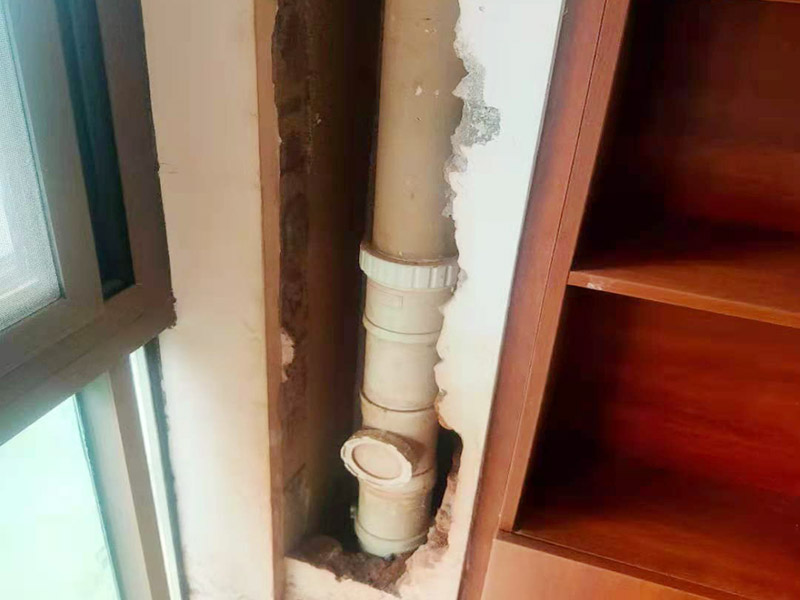 墻內(nèi)主水管漏水維修：主水管漏水點(diǎn)相較其他水管更大，如果上面樓層不高就可以直接讓樓上不要用水，不然就要將整棟樓的水停下來(lái)，否則就會(huì)影響到后期的施工。更換的時(shí)候要將漏水的地方截掉，然后套上尺寸相同的新管，并用PVC膠水把連接處粘好。假如滲透的不嚴(yán)重，那么直接用PVC膠水粘結(jié)好，再拿防水布裹緊即可。最后再墻面修復(fù)。