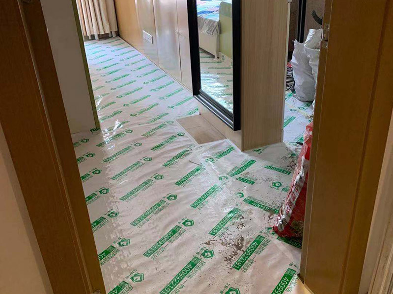 施工地板保護(hù)施工：二手房裝修時(shí)已經(jīng)裝修好的地板，家具等不想二次污染就一定要注意對(duì)地板和家具進(jìn)行保護(hù)。為了防止地板被沾染灰塵以及施工團(tuán)隊(duì)人員等的腳印，最好先在地板上鋪一層防塵布等作為保護(hù)膜。