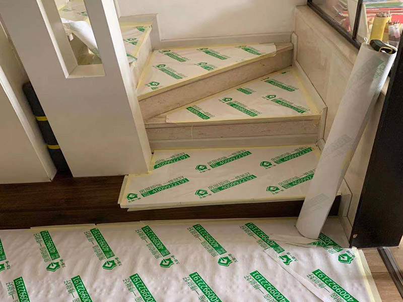 施工地板保護(hù)施工：二手房裝修時(shí)已經(jīng)裝修好的地板，家具等不想二次污染就一定要注意對(duì)地板和家具進(jìn)行保護(hù)。為了防止地板被沾染灰塵以及施工團(tuán)隊(duì)人員等的腳印，最好先在地板上鋪一層防塵布等作為保護(hù)膜。