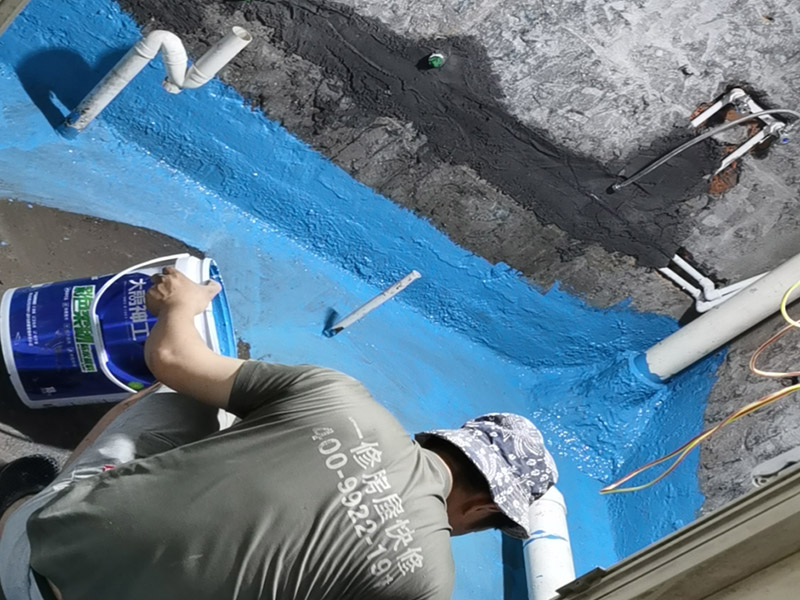 衛(wèi)生間地面刷防水：首先就要清理地面的渣子和灰塵，而且坡度也很重要，門口附近坡度小，地漏附近坡度大，這樣有利于排水。地面不平，在涂刷防水涂料的時候就可能會涂不均勻，又或是地面因為不平而容易裂開，這即使是涂了防水涂料上去也會隨著地面裂開。