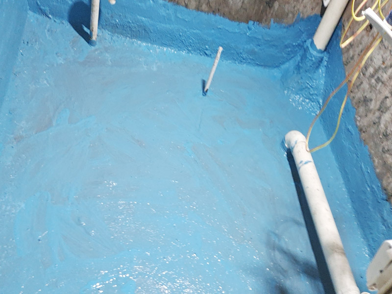 衛(wèi)生間地面刷防水：首先就要清理地面的渣子和灰塵，而且坡度也很重要，門口附近坡度小，地漏附近坡度大，這樣有利于排水。地面不平，在涂刷防水涂料的時候就可能會涂不均勻，又或是地面因為不平而容易裂開，這即使是涂了防水涂料上去也會隨著地面裂開。