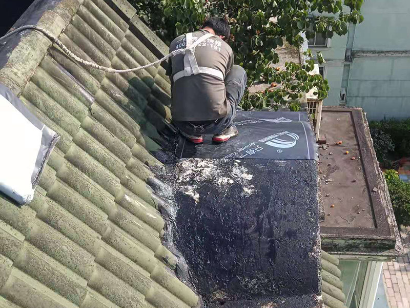 屋面防水卷材鋪貼：防水層鋪貼之前，其它工程施工完畢后清理基層。保證基層平整且干凈，然后再待表面瀝青熔化一薄層后，邊烘烤邊向前滾動(dòng)卷材，并用壓輥壓實(shí)，熔化卷材表面瀝青，不能過(guò)多地流淌，或者用膠粘劑粘平，干燥數(shù)分鐘后用壓輥壓實(shí)。