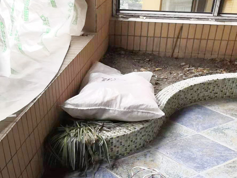 陽(yáng)臺(tái)拆除施工：如果是陽(yáng)臺(tái)地磚不再二次利用，那就可以直接用電鉆拆除就好。如果拆下來(lái)沒(méi)有損壞地磚的話(huà)，那是可以繼續(xù)使用的，但需要把背后的水泥漿除去，這個(gè)是比較麻煩的，弄不好就會(huì)把地磚弄壞，還要看運(yùn)氣，最后沒(méi)損壞的磚少而且還費(fèi)時(shí)間。