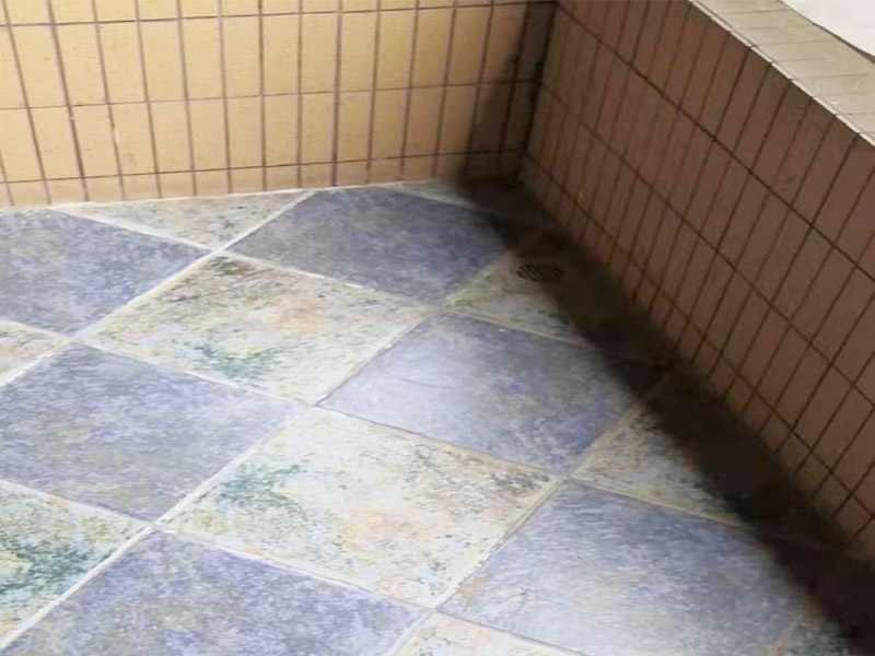 陽(yáng)臺(tái)拆除施工：如果是陽(yáng)臺(tái)地磚不再二次利用，那就可以直接用電鉆拆除就好。如果拆下來(lái)沒(méi)有損壞地磚的話(huà)，那是可以繼續(xù)使用的，但需要把背后的水泥漿除去，這個(gè)是比較麻煩的，弄不好就會(huì)把地磚弄壞，還要看運(yùn)氣，最后沒(méi)損壞的磚少而且還費(fèi)時(shí)間。