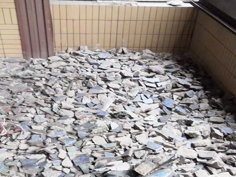 陽(yáng)臺(tái)拆除施工：如果是陽(yáng)臺(tái)地磚不再二次利用，那就可以直接用電鉆拆除就好。如果拆下來(lái)沒(méi)有損壞地磚的話(huà)，那是可以繼續(xù)使用的，但需要把背后的水泥漿除去，這個(gè)是比較麻煩的，弄不好就會(huì)把地磚弄壞，還要看運(yùn)氣，最后沒(méi)損壞的磚少而且還費(fèi)時(shí)間。