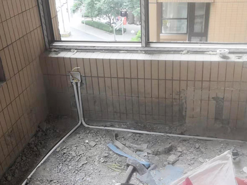 陽(yáng)臺(tái)拆除施工：如果是陽(yáng)臺(tái)地磚不再二次利用，那就可以直接用電鉆拆除就好。如果拆下來(lái)沒(méi)有損壞地磚的話(huà)，那是可以繼續(xù)使用的，但需要把背后的水泥漿除去，這個(gè)是比較麻煩的，弄不好就會(huì)把地磚弄壞，還要看運(yùn)氣，最后沒(méi)損壞的磚少而且還費(fèi)時(shí)間。