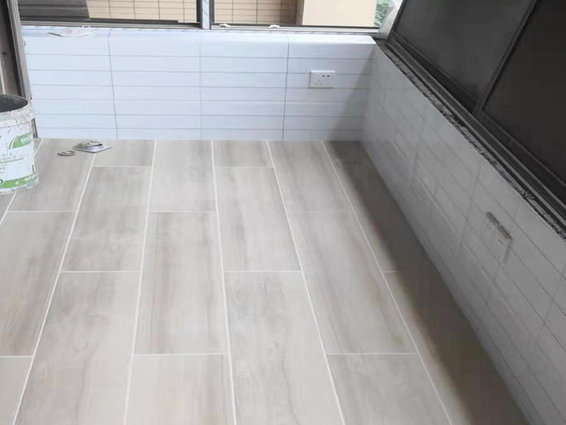 陽臺拆除后貼磚：在貼磚前一定要對墻面進(jìn)行仔細(xì)檢查，墻體如有裂紋必須先進(jìn)行處理。如果沒有將膩?zhàn)隅P掉就直接貼磚，會存在很大的安全隱患，膩?zhàn)颖砻鎾觳蛔∷?，容易造成瓷磚脫落現(xiàn)象的產(chǎn)生，所以在墻面瓷磚鋪貼上一定要注意對墻面的處理。