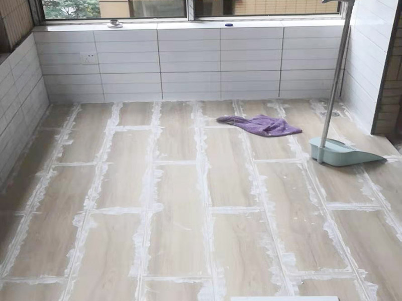 陽臺拆除后貼磚：在貼磚前一定要對墻面進(jìn)行仔細(xì)檢查，墻體如有裂紋必須先進(jìn)行處理。如果沒有將膩?zhàn)隅P掉就直接貼磚，會存在很大的安全隱患，膩?zhàn)颖砻鎾觳蛔∷啵菀自斐纱纱u脫落現(xiàn)象的產(chǎn)生，所以在墻面瓷磚鋪貼上一定要注意對墻面的處理。