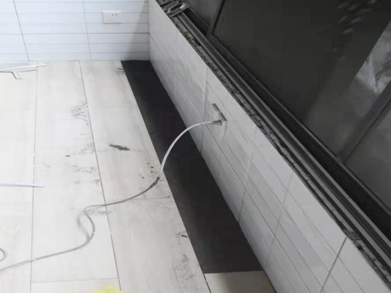 陽臺拆除后貼磚：在貼磚前一定要對墻面進(jìn)行仔細(xì)檢查，墻體如有裂紋必須先進(jìn)行處理。如果沒有將膩?zhàn)隅P掉就直接貼磚，會存在很大的安全隱患，膩?zhàn)颖砻鎾觳蛔∷啵菀自斐纱纱u脫落現(xiàn)象的產(chǎn)生，所以在墻面瓷磚鋪貼上一定要注意對墻面的處理。