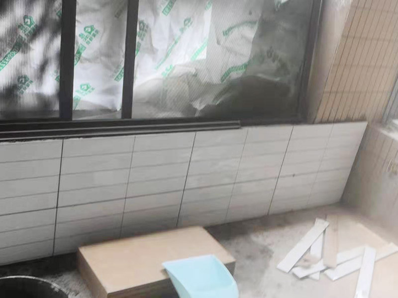 陽臺拆除后貼磚：在貼磚前一定要對墻面進(jìn)行仔細(xì)檢查，墻體如有裂紋必須先進(jìn)行處理。如果沒有將膩?zhàn)隅P掉就直接貼磚，會存在很大的安全隱患，膩?zhàn)颖砻鎾觳蛔∷?，容易造成瓷磚脫落現(xiàn)象的產(chǎn)生，所以在墻面瓷磚鋪貼上一定要注意對墻面的處理。