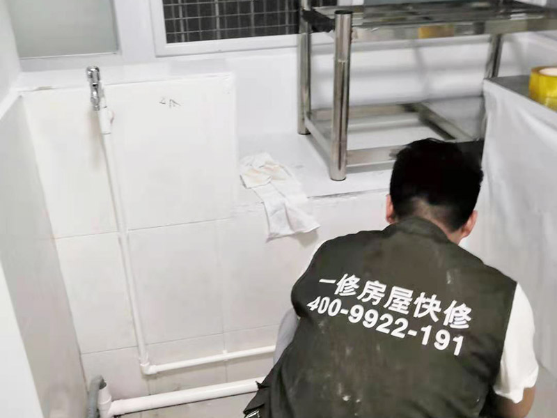 浴室花灑維修安裝：花灑是衛(wèi)浴組合中比較重要的一個(gè)部分，只有花灑足夠的好，水足夠的大，我們洗澡的時(shí)候才足夠的舒服?；?nèi)絲彎頭出水口要掌握好左熱右冷不能錯(cuò)，預(yù)留絲頭是要考慮到貼墻磚的厚度，最好讓高出毛胚墻15mm,如果和毛胚墻水平，等貼完了墻磚你就會(huì)發(fā)現(xiàn)絲頭陷在墻里太深，弄不好會(huì)裝不上淋浴器。