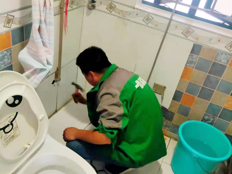 浴室花灑維修安裝：花灑是衛(wèi)浴組合中比較重要的一個(gè)部分，只有花灑足夠的好，水足夠的大，我們洗澡的時(shí)候才足夠的舒服。花灑內(nèi)絲彎頭出水口要掌握好左熱右冷不能錯(cuò)，預(yù)留絲頭是要考慮到貼墻磚的厚度，最好讓高出毛胚墻15mm,如果和毛胚墻水平，等貼完了墻磚你就會(huì)發(fā)現(xiàn)絲頭陷在墻里太深，弄不好會(huì)裝不上淋浴器。