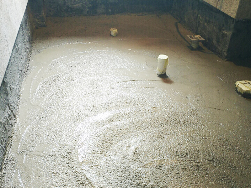 廁所地面找平施工：更換衛(wèi)生間的地磚，在將原有地磚鑿去之后，一定要先用水泥砂漿將地面找平，回填建議最理想用陶粒，次之用輕質(zhì)磚，常用建渣，亦可架空，煤渣也可較少了。然后再做防水處理。攪勻防水材料，要均勻一致，操作時先墻面后地面，從內(nèi)向外退著操作,待干固后做閉水試驗幾天，然后再開始貼磚。