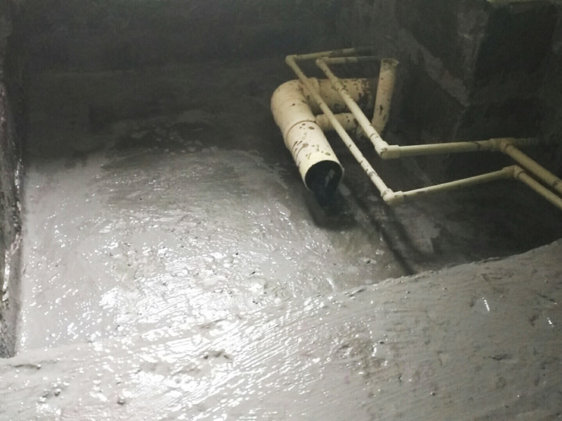 廁所地面找平施工：更換衛(wèi)生間的地磚，在將原有地磚鑿去之后，一定要先用水泥砂漿將地面找平，回填建議最理想用陶粒，次之用輕質(zhì)磚，常用建渣，亦可架空，煤渣也可較少了。然后再做防水處理。攪勻防水材料，要均勻一致，操作時先墻面后地面，從內(nèi)向外退著操作,待干固后做閉水試驗幾天，然后再開始貼磚。