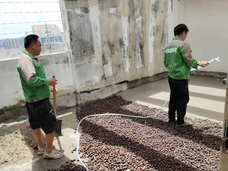 地面陶粒找平：首先需要在地面和墻體連著做兩遍防水，而且墻體的高度最少要高出40公分；然后用混凝土制作若干小格子，并填充防潮陶粒；接著在格子上鋪制鋼筋網(wǎng)，保持陶粒層的牢固；最后在陶粒層上鋪墊混凝土并找平，待干透后再刷素水泥漿就好。