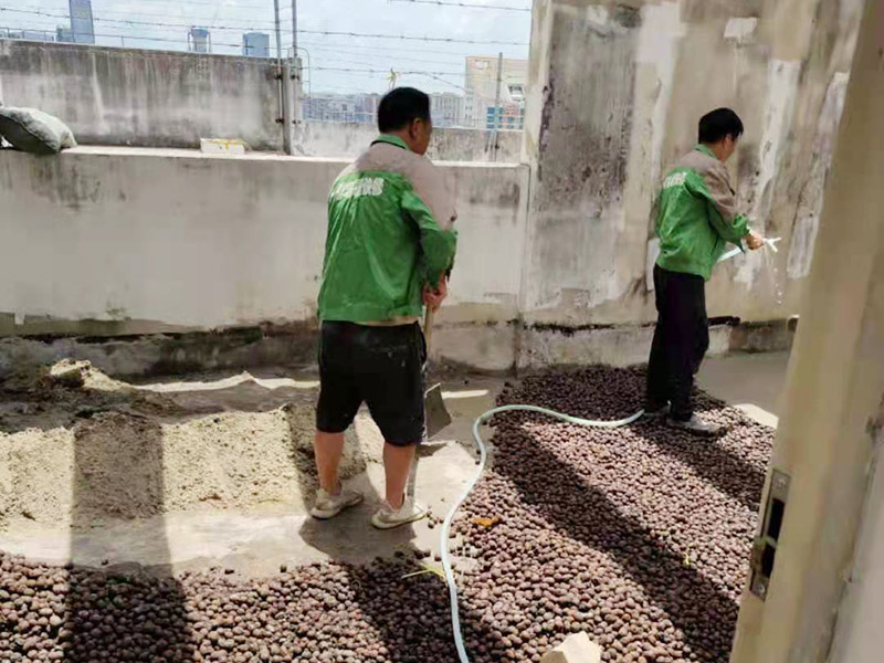 地面陶粒找平：首先需要在地面和墻體連著做兩遍防水，而且墻體的高度最少要高出40公分；然后用混凝土制作若干小格子，并填充防潮陶粒；接著在格子上鋪制鋼筋網(wǎng)，保持陶粒層的牢固；最后在陶粒層上鋪墊混凝土并找平，待干透后再刷素水泥漿就好。