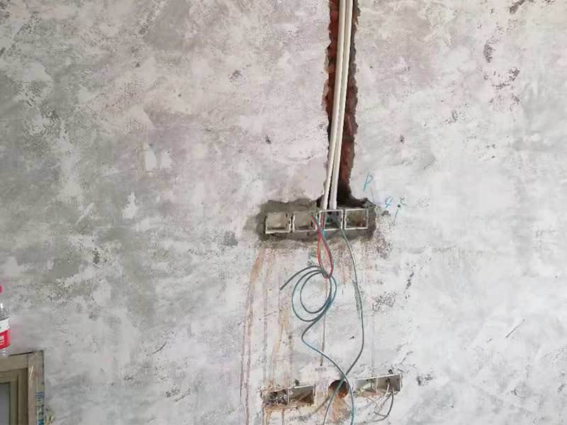 全屋電路改造：電路是家居裝飾中的隱藏工程，是家居裝飾的必然步驟。彈好平行與垂直線開(kāi)槽，放好開(kāi)關(guān)插座底盒，而開(kāi)關(guān)插座底合安裝要彈水平線開(kāi)槽，廚衛(wèi)間須根據(jù)設(shè)計(jì)的使用功能進(jìn)行彈線開(kāi)槽。布線都是使用線管進(jìn)行暗埋，電線需要并頭連接，不能隨便連接，接頭處需要使用按壓接線法，線接好之后，使用絕緣膠布包住。