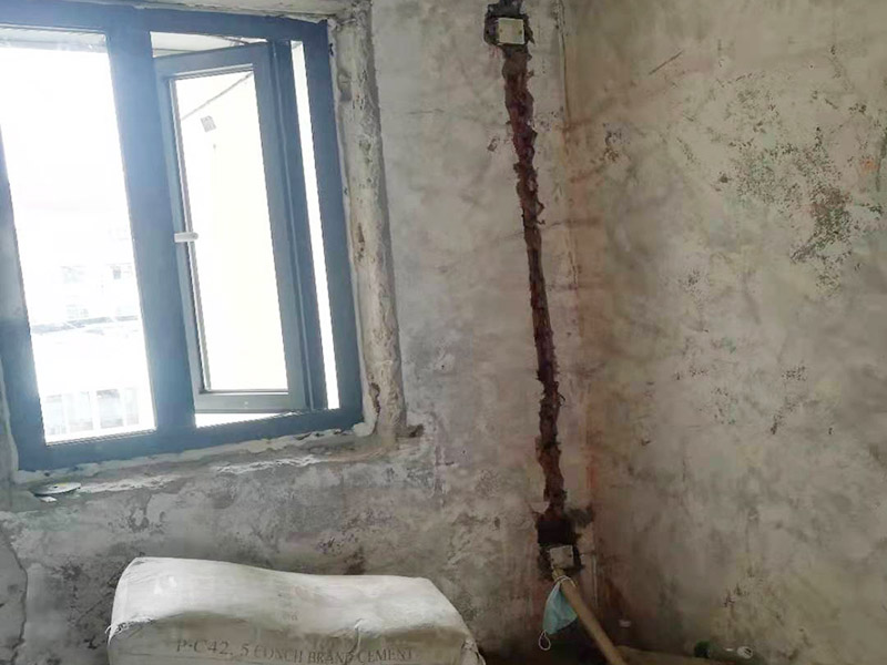 全屋電路改造：電路是家居裝飾中的隱藏工程，是家居裝飾的必然步驟。彈好平行與垂直線開(kāi)槽，放好開(kāi)關(guān)插座底盒，而開(kāi)關(guān)插座底合安裝要彈水平線開(kāi)槽，廚衛(wèi)間須根據(jù)設(shè)計(jì)的使用功能進(jìn)行彈線開(kāi)槽。布線都是使用線管進(jìn)行暗埋，電線需要并頭連接，不能隨便連接，接頭處需要使用按壓接線法，線接好之后，使用絕緣膠布包住。