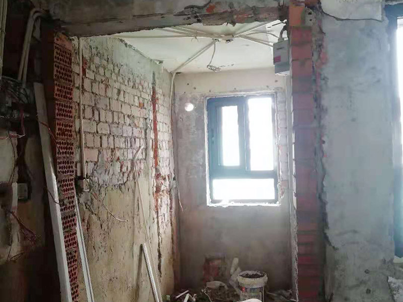 全屋電路改造：電路是家居裝飾中的隱藏工程，是家居裝飾的必然步驟。彈好平行與垂直線開(kāi)槽，放好開(kāi)關(guān)插座底盒，而開(kāi)關(guān)插座底合安裝要彈水平線開(kāi)槽，廚衛(wèi)間須根據(jù)設(shè)計(jì)的使用功能進(jìn)行彈線開(kāi)槽。布線都是使用線管進(jìn)行暗埋，電線需要并頭連接，不能隨便連接，接頭處需要使用按壓接線法，線接好之后，使用絕緣膠布包住。