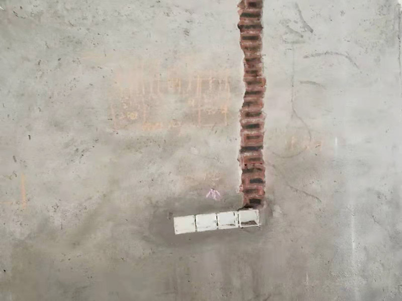 全屋電路改造：電路是家居裝飾中的隱藏工程，是家居裝飾的必然步驟。彈好平行與垂直線開(kāi)槽，放好開(kāi)關(guān)插座底盒，而開(kāi)關(guān)插座底合安裝要彈水平線開(kāi)槽，廚衛(wèi)間須根據(jù)設(shè)計(jì)的使用功能進(jìn)行彈線開(kāi)槽。布線都是使用線管進(jìn)行暗埋，電線需要并頭連接，不能隨便連接，接頭處需要使用按壓接線法，線接好之后，使用絕緣膠布包住。