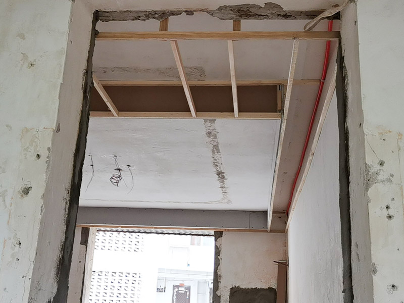 吊頂木龍骨安裝：先在房頂定好位置，用沖擊鉆打孔，將專用三角卡碼扣入三角龍骨，按所安裝方板規(guī)格間格卡上。把膨脹螺絲和大龍骨固定好，龍骨安裝好后，就可以直接將鋁扣板吊頂壓入三角骨縫中就完成吊頂?shù)陌惭b。