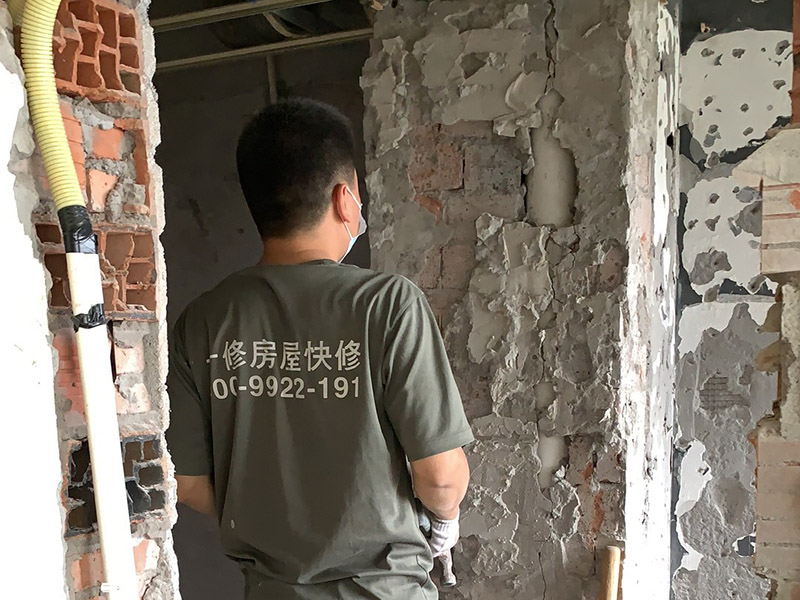 墻面基層鏟除裝修：舊墻面基層處理相對(duì)新墻面較為復(fù)雜?，F(xiàn)在將舊墻上的裝飾物去掉，然后將舊墻上的灰塵、油污等清理干凈。對(duì)于舊墻面上裂紋脫落的地方，可以用水泥砂漿進(jìn)行其修復(fù)，進(jìn)行墻面的拉毛壓扁處理。