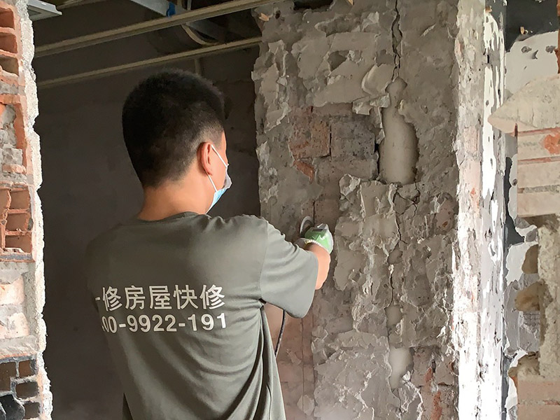 墻面基層鏟除裝修：舊墻面基層處理相對(duì)新墻面較為復(fù)雜?，F(xiàn)在將舊墻上的裝飾物去掉，然后將舊墻上的灰塵、油污等清理干凈。對(duì)于舊墻面上裂紋脫落的地方，可以用水泥砂漿進(jìn)行其修復(fù)，進(jìn)行墻面的拉毛壓扁處理。