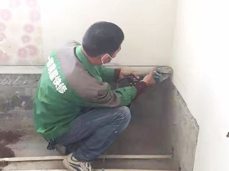 墻皮鏟除刷新：一般情況下先用水將原墻澆濕，先讓墻體表面有個濕潤度，然后將滾子完全浸到水中，浸濕完全后拿出來在需要鏟的墻面進行滾動，或者也可以直接鏟的墻面，不過施工中要注意不可用蠻力，以免碰到稍硬的地方損壞工具或者傷到墻內水管或者電路。