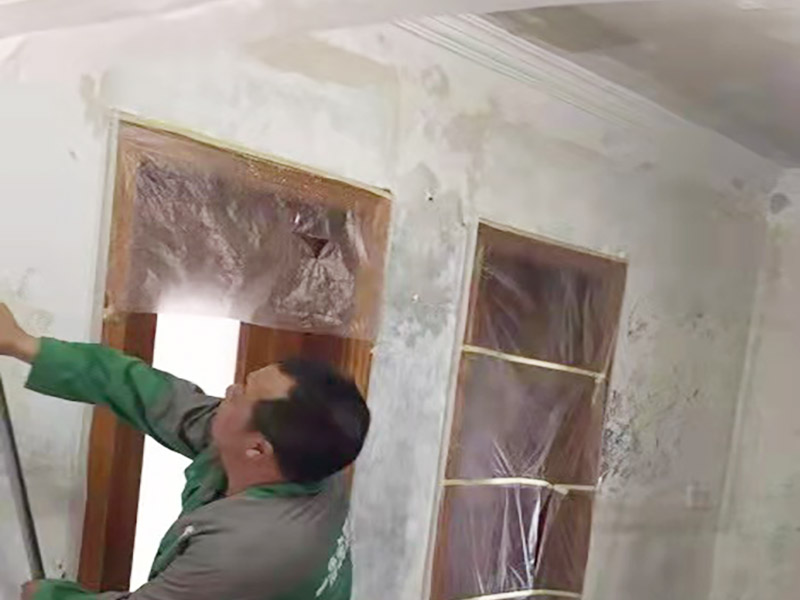 墻皮鏟除刷新：一般情況下先用水將原墻澆濕，先讓墻體表面有個濕潤度，然后將滾子完全浸到水中，浸濕完全后拿出來在需要鏟的墻面進行滾動，或者也可以直接鏟的墻面，不過施工中要注意不可用蠻力，以免碰到稍硬的地方損壞工具或者傷到墻內水管或者電路。