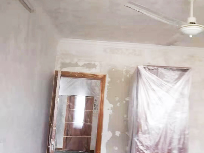 墻皮鏟除刷新：一般情況下先用水將原墻澆濕，先讓墻體表面有個濕潤度，然后將滾子完全浸到水中，浸濕完全后拿出來在需要鏟的墻面進行滾動，或者也可以直接鏟的墻面，不過施工中要注意不可用蠻力，以免碰到稍硬的地方損壞工具或者傷到墻內水管或者電路。