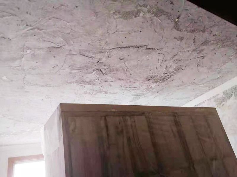 墻皮鏟除刷新：一般情況下先用水將原墻澆濕，先讓墻體表面有個濕潤度，然后將滾子完全浸到水中，浸濕完全后拿出來在需要鏟的墻面進行滾動，或者也可以直接鏟的墻面，不過施工中要注意不可用蠻力，以免碰到稍硬的地方損壞工具或者傷到墻內水管或者電路。