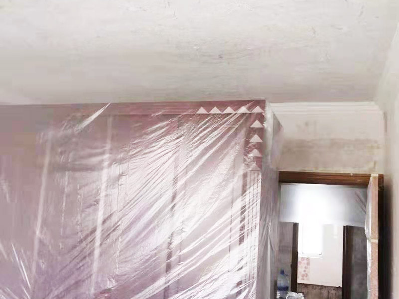 墻皮鏟除刷新：一般情況下先用水將原墻澆濕，先讓墻體表面有個濕潤度，然后將滾子完全浸到水中，浸濕完全后拿出來在需要鏟的墻面進行滾動，或者也可以直接鏟的墻面，不過施工中要注意不可用蠻力，以免碰到稍硬的地方損壞工具或者傷到墻內水管或者電路。