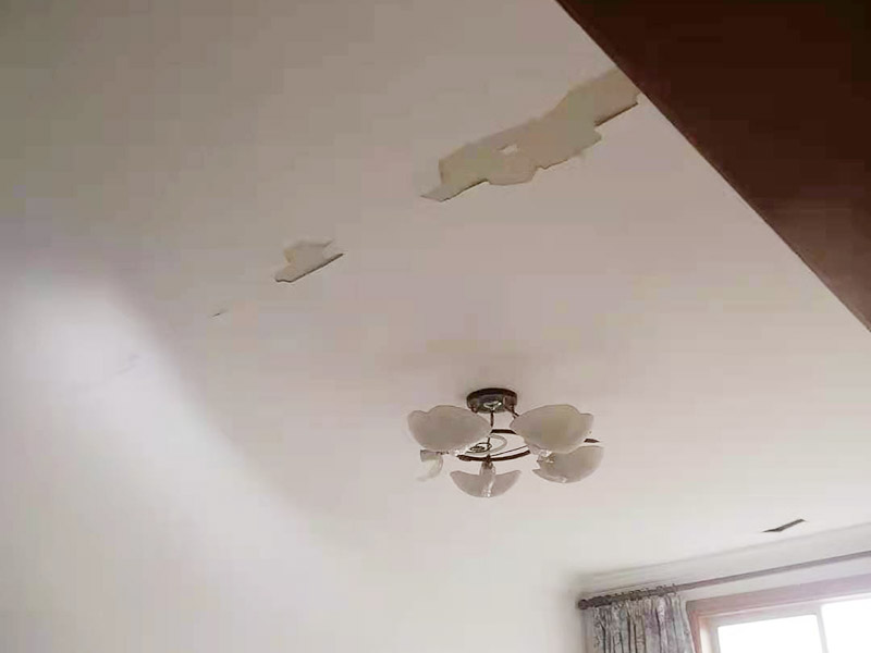 墻皮鏟除刷新：一般情況下先用水將原墻澆濕，先讓墻體表面有個濕潤度，然后將滾子完全浸到水中，浸濕完全后拿出來在需要鏟的墻面進行滾動，或者也可以直接鏟的墻面，不過施工中要注意不可用蠻力，以免碰到稍硬的地方損壞工具或者傷到墻內水管或者電路。