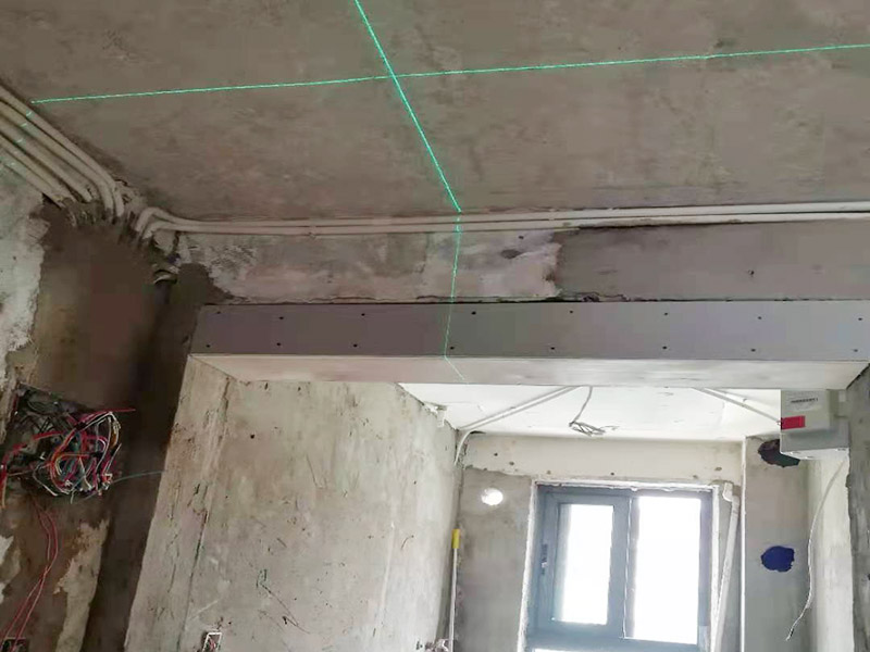 舊房翻新吊頂裝修：首先進行房屋的主體拆除。在做好全屋家具等成品保護，將舊房的墻面、門窗燈進行拆除，重新做好衛(wèi)生間和廚房的防水工作，在拆除的過程中及時清理產(chǎn)生的垃圾，保持房屋的干凈、整潔。