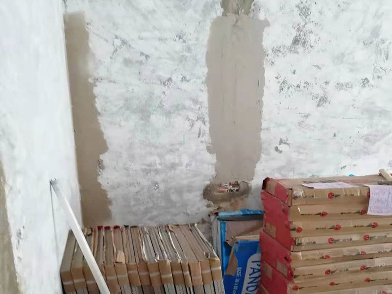 舊房翻新吊頂裝修：首先進行房屋的主體拆除。在做好全屋家具等成品保護，將舊房的墻面、門窗燈進行拆除，重新做好衛(wèi)生間和廚房的防水工作，在拆除的過程中及時清理產(chǎn)生的垃圾，保持房屋的干凈、整潔。