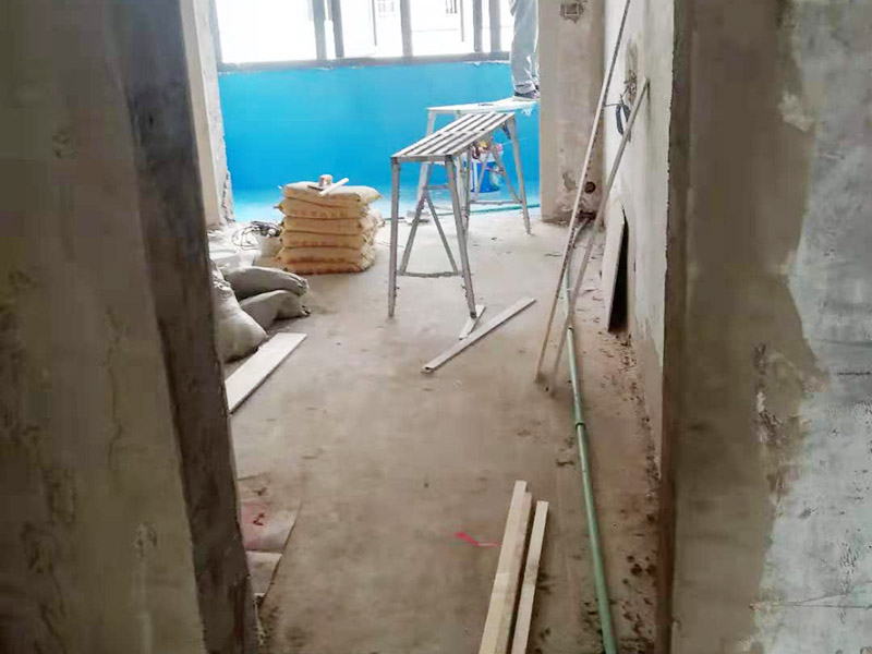 舊房翻新吊頂裝修：首先進行房屋的主體拆除。在做好全屋家具等成品保護，將舊房的墻面、門窗燈進行拆除，重新做好衛(wèi)生間和廚房的防水工作，在拆除的過程中及時清理產(chǎn)生的垃圾，保持房屋的干凈、整潔。