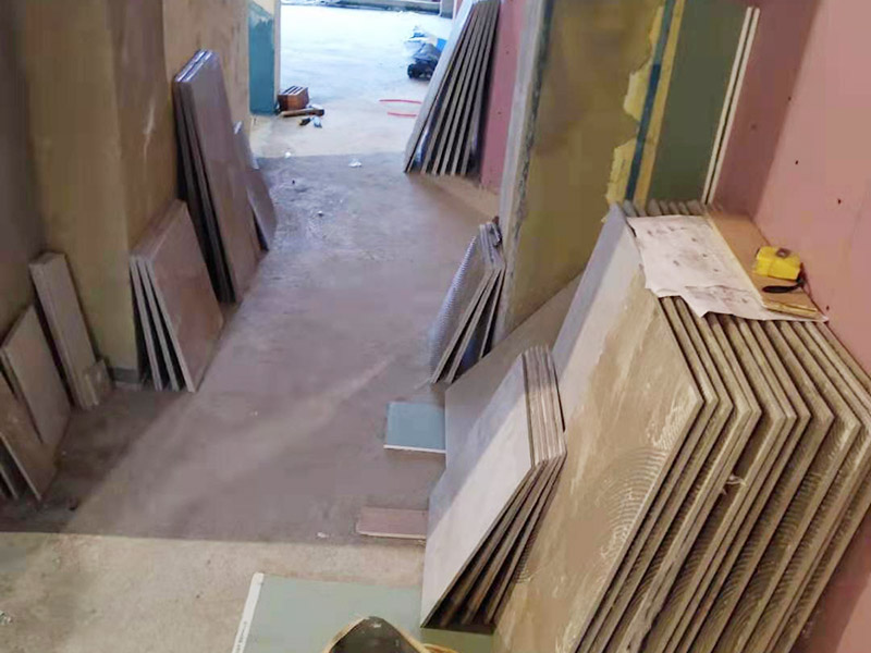 毛坯房貼磚裝修：毛坯房的墻面，并不是沒有用水泥砂漿粉刷過，一般來說，只要是平整的，就可以貼瓷磚的。如果墻面的平整度、垂直度有些不夠好，那么也是可以用水泥砂漿進(jìn)行修補(bǔ)處理的?；蛘哒f是先用專用的防水涂料或者砂漿防水劑來做好防水，其中如果是使用的防水涂料，那么為了保證防水層的強(qiáng)度和貼磚的粘性，是需要先做一個砂漿的保護(hù)層，然后再使用瓷磚膠來鋪貼瓷磚就沒問題了。