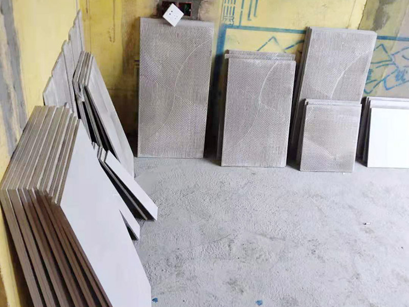 毛坯房貼磚裝修：毛坯房的墻面，并不是沒有用水泥砂漿粉刷過，一般來說，只要是平整的，就可以貼瓷磚的。如果墻面的平整度、垂直度有些不夠好，那么也是可以用水泥砂漿進(jìn)行修補(bǔ)處理的。或者說是先用專用的防水涂料或者砂漿防水劑來做好防水，其中如果是使用的防水涂料，那么為了保證防水層的強(qiáng)度和貼磚的粘性，是需要先做一個砂漿的保護(hù)層，然后再使用瓷磚膠來鋪貼瓷磚就沒問題了。