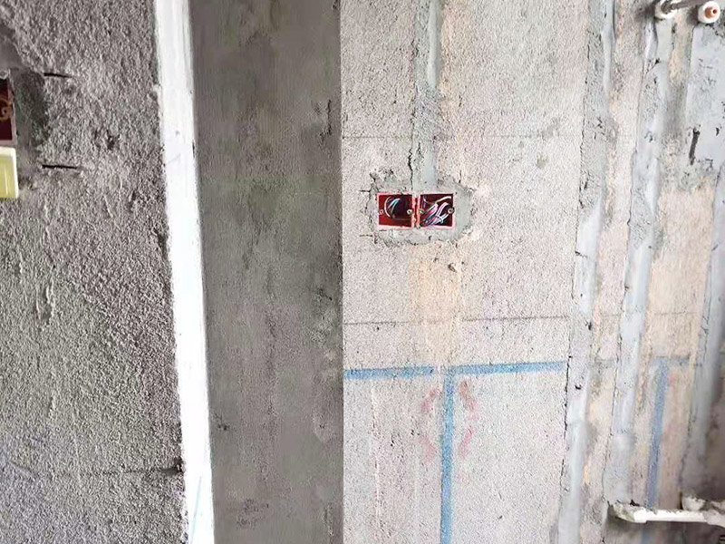 毛坯房貼磚裝修：毛坯房的墻面，并不是沒有用水泥砂漿粉刷過，一般來說，只要是平整的，就可以貼瓷磚的。如果墻面的平整度、垂直度有些不夠好，那么也是可以用水泥砂漿進(jìn)行修補(bǔ)處理的。或者說是先用專用的防水涂料或者砂漿防水劑來做好防水，其中如果是使用的防水涂料，那么為了保證防水層的強(qiáng)度和貼磚的粘性，是需要先做一個砂漿的保護(hù)層，然后再使用瓷磚膠來鋪貼瓷磚就沒問題了。