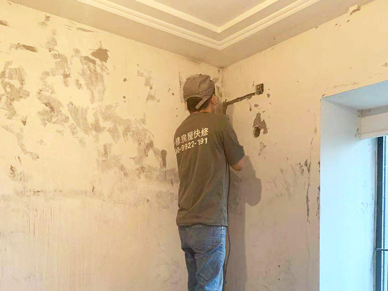 墻面線管開(kāi)槽維修:在切割的過(guò)程中可以先將準(zhǔn)備好的水灑在墻面上，這樣切割會(huì)更加容易，減少切割過(guò)程的灰塵,放線定位好以后我們用切割機(jī)沿著線的邊緣地帶進(jìn)行切割，盡量的控制切割的力度并保持使用的力度均勻，沿著邊線一直走一遍，切割完畢以后，用鏨子沿著切割的邊縫隙進(jìn)行搗碎，這樣很好的拓寬開(kāi)槽的寬度。