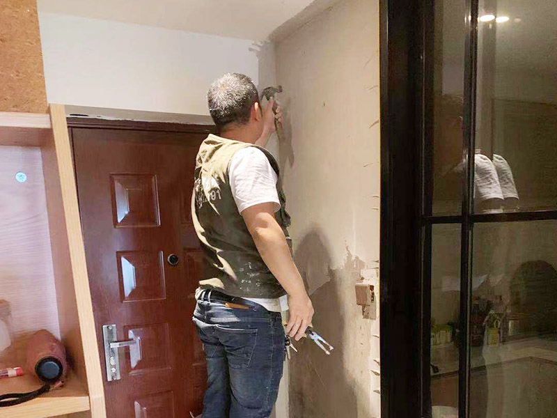 入戶(hù)門(mén)墻面翻新：翻新前，需要先將舊漆面鏟除干凈，之后在進(jìn)行打磨，將墻面的浮沉雜物都清理干凈。然后基層做完后，需要將施工區(qū)域的家具物件移除，避免在翻新過(guò)程中，使家具受到損傷。檢測(cè)一下墻面的平整度，膩?zhàn)庸蝺杀榧纯桑偎⒌灼?，最后?duì)墻面進(jìn)行油漆涂刷。注意施工完后要記得通風(fēng)哦。