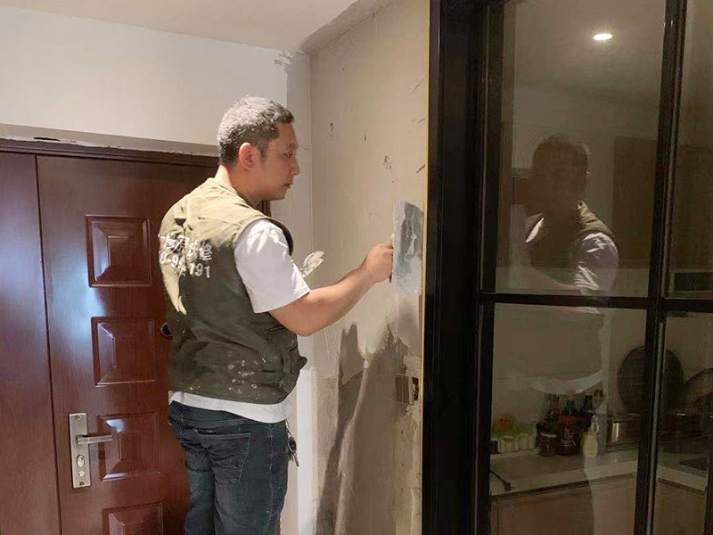 入戶(hù)門(mén)墻面翻新：翻新前，需要先將舊漆面鏟除干凈，之后在進(jìn)行打磨，將墻面的浮沉雜物都清理干凈。然后基層做完后，需要將施工區(qū)域的家具物件移除，避免在翻新過(guò)程中，使家具受到損傷。檢測(cè)一下墻面的平整度，膩?zhàn)庸蝺杀榧纯?，再刷底漆，最后?duì)墻面進(jìn)行油漆涂刷。注意施工完后要記得通風(fēng)哦。